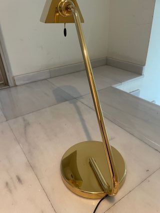 Lámpara de escritorio dorada