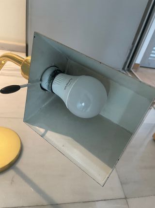 Lámpara de escritorio dorada