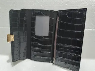 Portafoglio nero effetto coccodrillo