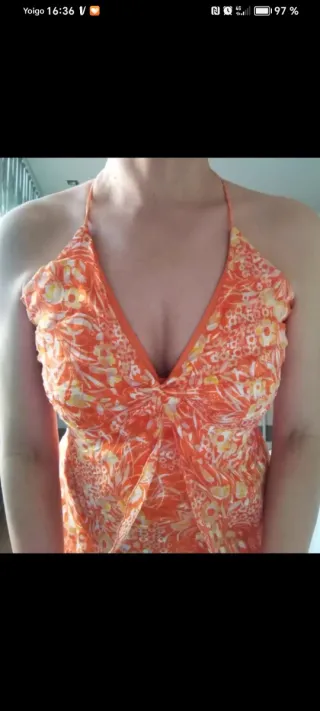 Vestido naranja con estampado floral