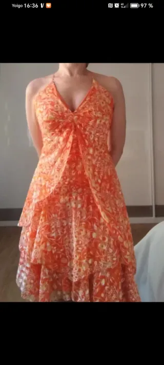 Vestido naranja con estampado floral