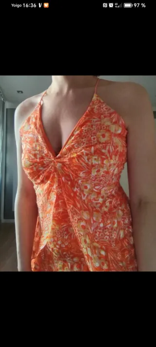 Vestido naranja con estampado floral