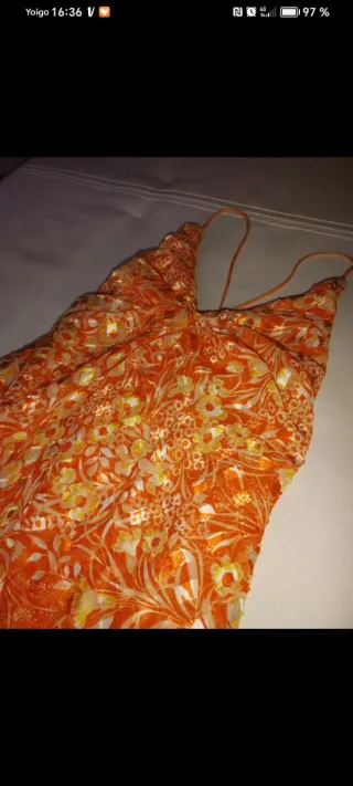 Vestido naranja con estampado floral