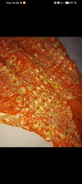 Vestido naranja con estampado floral