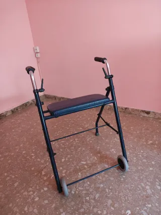 Andador con asiento y ruedas