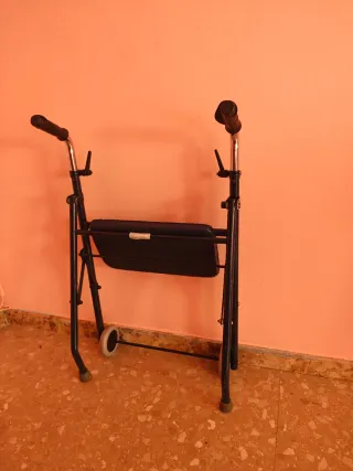 Andador con asiento y ruedas