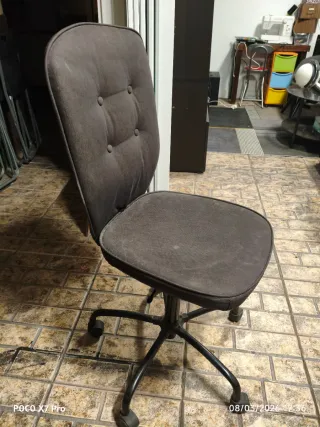 Silla de escritorio gris oscura.