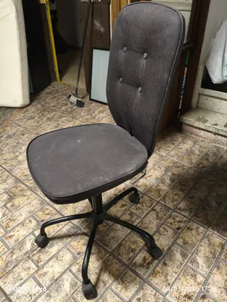 Silla de escritorio gris oscura.