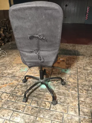 Silla de escritorio gris oscura.