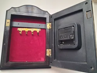 Cuadro Guarda Llaves con Reloj