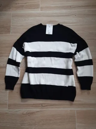 Jersey Negro y Blanco Talla L/XL.  NUEVO. Bershka