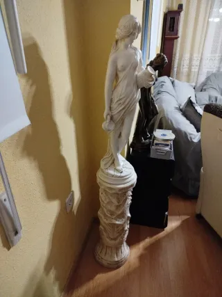 Figura decorativa con peana