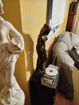 Figura decorativa con peana