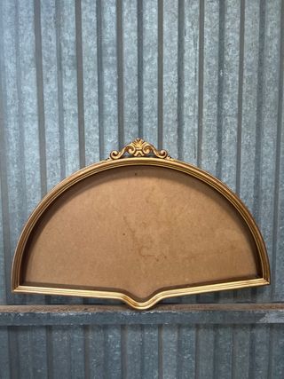 Marco decorativo dorado semicircular