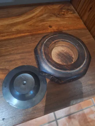 Cenicero madera y metal decorado