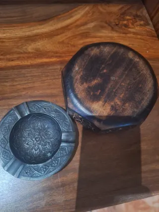 Cenicero madera y metal decorado