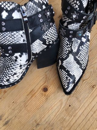 Botas de piel serpiente con tachuelas