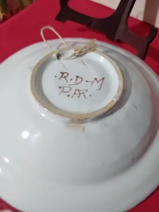 Plato de cerámica decorado a mano