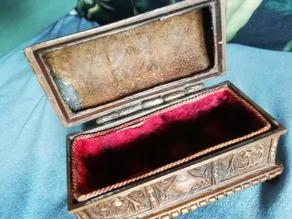 Cofre antiguo cobre macizo decorado