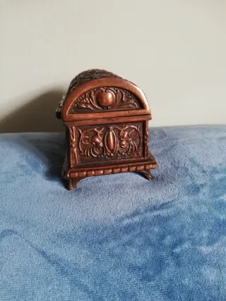 Cofre antiguo cobre macizo decorado