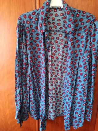 Camiseta floral azul y roja