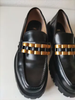 Mocasines Zara Negros con Detalles Dorados