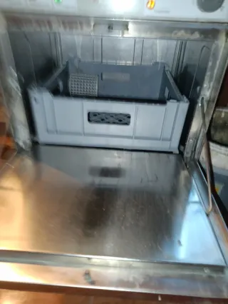 Lavastoviglie professionale per la ristorazione