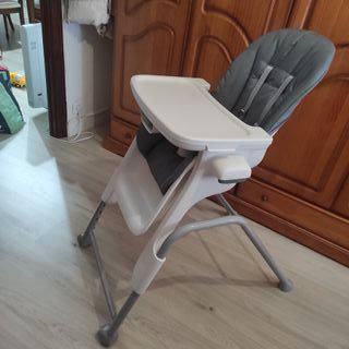 Trona bebé gris y blanca