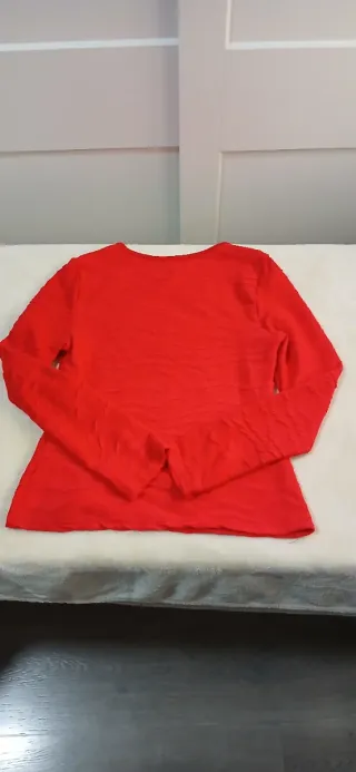 Blusa roja elástica ajustada al cuerpo
