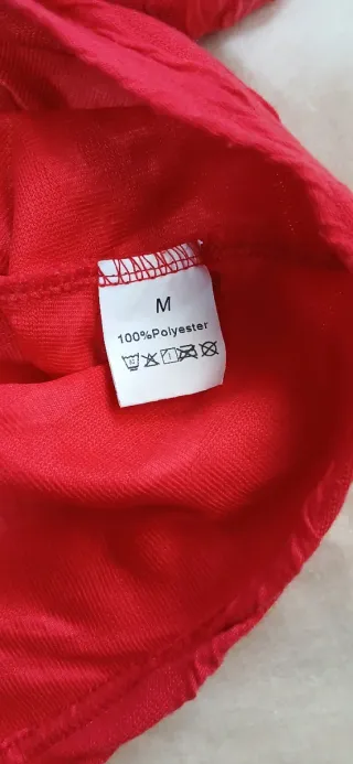 Blusa roja elástica ajustada al cuerpo