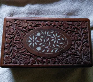 Scatola in legno intagliata