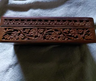 Scatola in legno intagliata