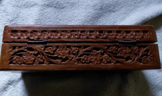 Scatola in legno intagliata