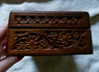 Scatola in legno intagliata