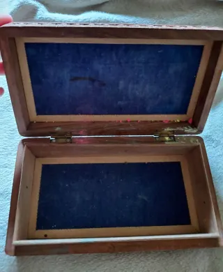 Scatola in legno intagliata