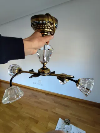 Lámpara de techo dorada y transparente