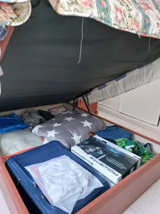 Canapé, colchón, cabecero y 2 mesitas