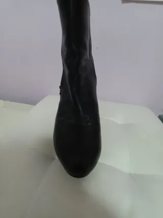 Botines negros con cremallera dorada
