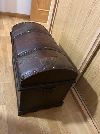 Precioso baúl de cuero y madera