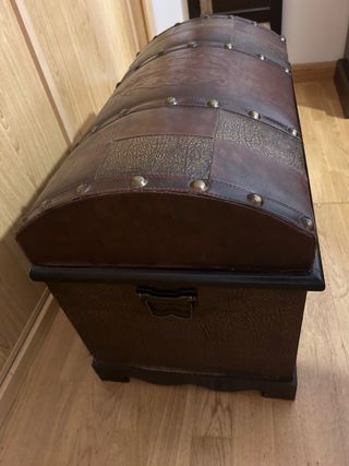 Precioso baúl de cuero y madera