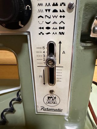 Máquina de coser Alfa con mueble