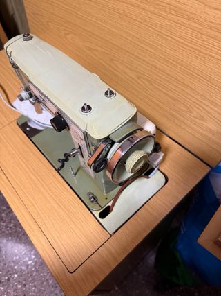 Máquina de coser Alfa con mueble