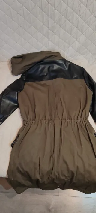 Abrigo Otoño/Primavera verde oliva, mangas Cuero