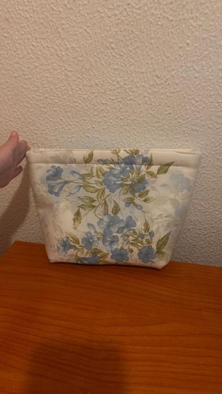 Neceser floral blanco y azul acabo de terminar
