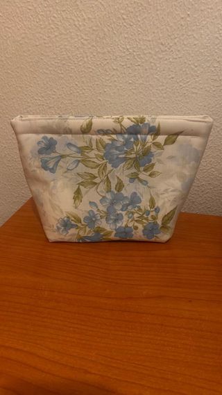 Neceser floral blanco y azul acabo de terminar