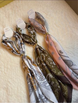 Pañuelo cuello con anillo dorado