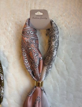 Pañuelo cuello con anillo dorado
