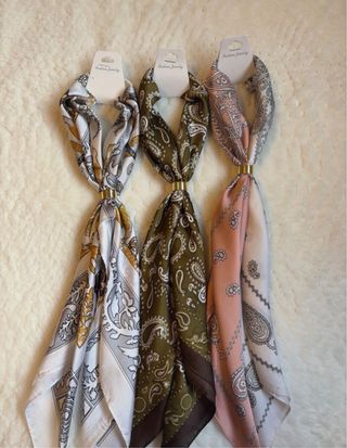 Pañuelo cuello con anillo dorado