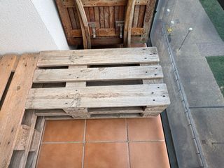 Sofá y mesa de terraza de madera