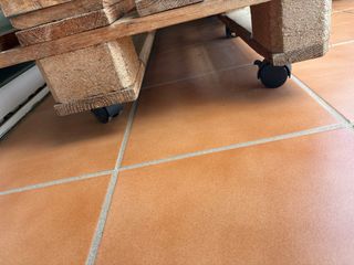 Sofá y mesa de terraza de madera